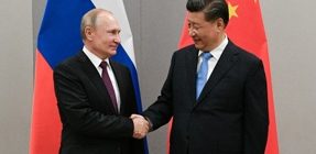 Russian President Vladimir Putin shakes hands with Chinese President Xi Jinping during their meeting on the sideline of the 11th edition of the BRICS Summit, in Brasilia, Brazil November 13, 2019.  Sputnik/Ramil Sitdikov/Kremlin via REUTERS ATTENTION EDITORS - THIS IMAGE WAS PROVIDED BY A THIRD PARTY. - RC2LAD9NM7N7